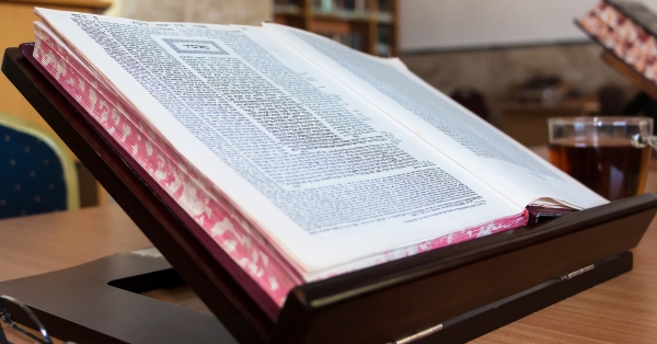 ללמוד בלי להרגיש את הגב: כך מקימים פינת לימודי תורה שאוהבים לחזור אליה