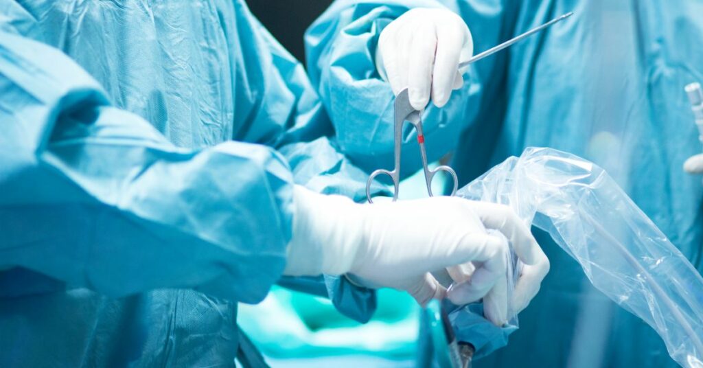 תפקידם של מנתחים אורטופדים ברפואת ספורט כיצד מנתחים עוזרים לספורטאים להחלים מפציעות