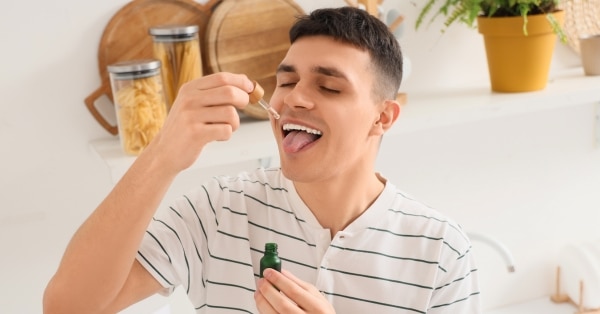 אדם לוקח שמן cbd